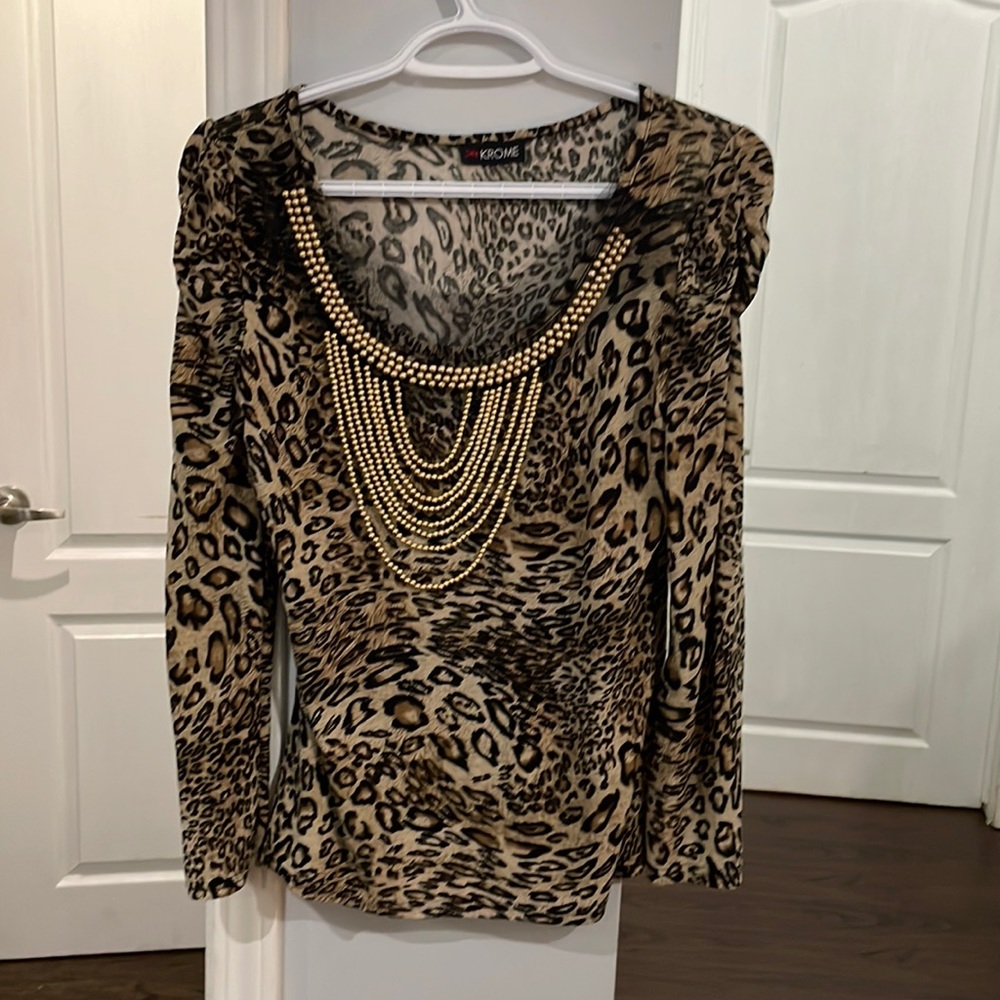 A beautiful puff sleeves top with beaded neck and necklace